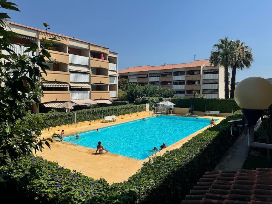 Appart Cosy, Piscine, Clim, Parking Prive - Proche Plage - Arrivee Autonome - Lit Queen Size لا سين سور مير المظهر الخارجي الصورة